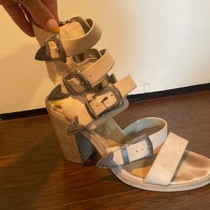 buckle nude dolce vita